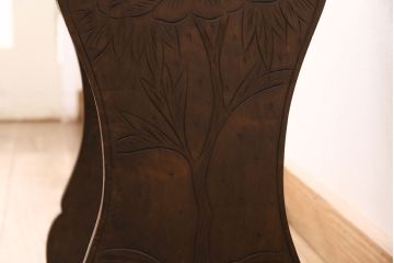中古　美品　伝統工芸　牡丹の彫りが優美な存在感を放つ軽井沢彫りサイドテーブル(マガジンラック、花台、飾り台)(R-049800)