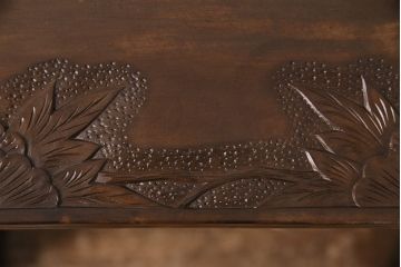 中古　美品　伝統工芸　牡丹の彫りが優美な存在感を放つ軽井沢彫りサイドテーブル(マガジンラック、花台、飾り台)(R-049800)