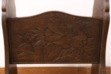 中古　美品　伝統工芸　牡丹の彫りが優美な存在感を放つ軽井沢彫りサイドテーブル(マガジンラック、花台、飾り台)(R-049800)