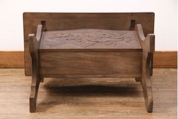 中古　美品　伝統工芸　牡丹の彫りが優美な存在感を放つ軽井沢彫りサイドテーブル(マガジンラック、花台、飾り台)(R-049800)