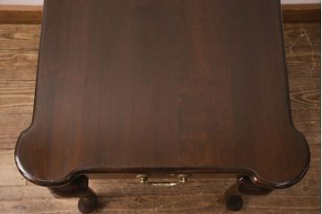 中古　アメリカ製　高級輸入家具　HARDEN(ハーデン)社　優雅な雰囲気漂うマホガニー材製のサイドテーブル(ナイトテーブル、カフェテーブル)(R-049801)
