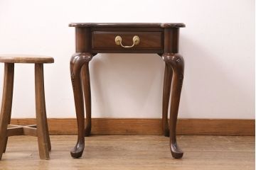 中古　アメリカ製　高級輸入家具　HARDEN(ハーデン)社　優雅な雰囲気漂うマホガニー材製のサイドテーブル(ナイトテーブル、カフェテーブル)(R-049801)