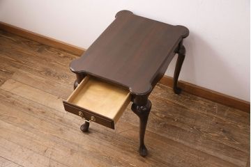 中古　アメリカ製　高級輸入家具　HARDEN(ハーデン)社　優雅な雰囲気漂うマホガニー材製のサイドテーブル(ナイトテーブル、カフェテーブル)(R-049801)