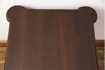 中古　アメリカ製　高級輸入家具　HARDEN(ハーデン)社　優雅な雰囲気漂うマホガニー材製のサイドテーブル(ナイトテーブル、カフェテーブル)(R-049801)