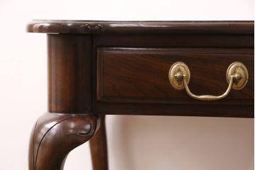 中古　アメリカ製　高級輸入家具　HARDEN(ハーデン)社　優雅な雰囲気漂うマホガニー材製のサイドテーブル(ナイトテーブル、カフェテーブル)(R-049801)