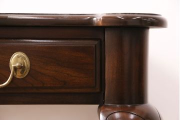 中古　アメリカ製　高級輸入家具　HARDEN(ハーデン)社　優雅な雰囲気漂うマホガニー材製のサイドテーブル(ナイトテーブル、カフェテーブル)(R-049801)