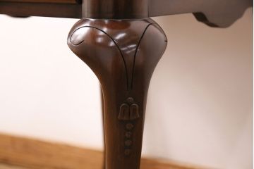 中古　アメリカ製　高級輸入家具　HARDEN(ハーデン)社　優雅な雰囲気漂うマホガニー材製のサイドテーブル(ナイトテーブル、カフェテーブル)(R-049801)