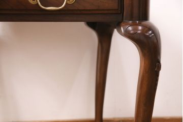 中古　アメリカ製　高級輸入家具　HARDEN(ハーデン)社　優雅な雰囲気漂うマホガニー材製のサイドテーブル(ナイトテーブル、カフェテーブル)(R-049801)