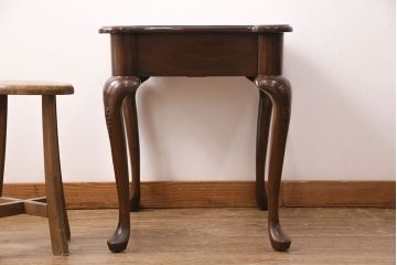 中古　アメリカ製　高級輸入家具　HARDEN(ハーデン)社　優雅な雰囲気漂うマホガニー材製のサイドテーブル(ナイトテーブル、カフェテーブル)(R-049801)