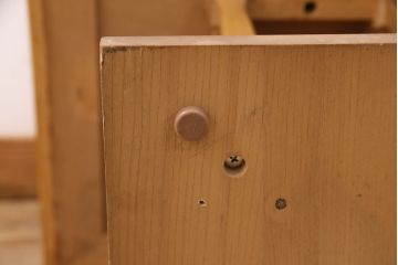 アメリカビンテージ　あたたかみを感じる風合いが魅力のニレ材製センターテーブル(カフェテーブル、コーヒーテーブル、サイドテーブル、ヴィンテージ)(R-049803)