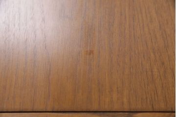 アメリカビンテージ　あたたかみを感じる風合いが魅力のニレ材製センターテーブル(カフェテーブル、コーヒーテーブル、サイドテーブル、ヴィンテージ)(R-049803)