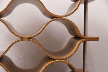 中古　美品　サイトーウッド(SAITO WOOD)　まるでオブジェのようなフォルムが美しいワインラック(ワインストレージ、ワイン収納、シャンパンホルダー)(R-049805)