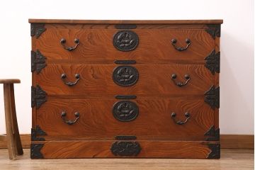中古　美品　伝統工芸　岩谷堂箪笥　天板リメイク・栗無垢材　美しい木肌が上質な雰囲気を醸し出すローチェスト(衣装箪笥、テレビ台、引き出し、ローボード)(R-049806)