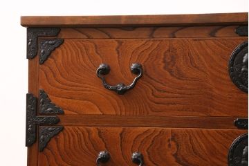 中古　美品　伝統工芸　岩谷堂箪笥　天板リメイク・栗無垢材　美しい木肌が上質な雰囲気を醸し出すローチェスト(衣装箪笥、テレビ台、引き出し、ローボード)(R-049806)