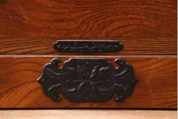 中古　美品　伝統工芸　岩谷堂箪笥　天板リメイク・栗無垢材　美しい木肌が上質な雰囲気を醸し出すローチェスト(衣装箪笥、テレビ台、引き出し、ローボード)(R-049806)
