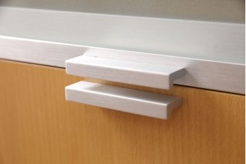 中古　インザルーム(in the room)　シンプルモダン!　アルミ枠の扉がおしゃれなキャビネット(収納棚、サイドキャビネット)(R-049811)