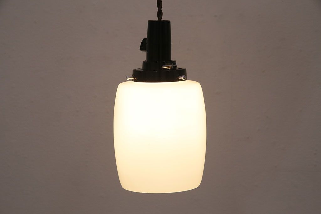 レトロ照明　昭和初期　シンプルで馴染みやすい筒型の吊り下げ照明(シェード、天井照明、ペンダントライト)(R-049815)