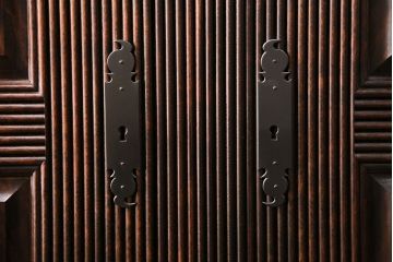 中古　極美品　松本民芸家具　直線的なデザインが美しく高級感を漂わせるリード型カップボード(定価96万円)(収納棚、戸棚、キャビネット)(R-049818)