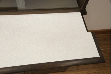 中古　永田良介商店　チルダ彫刻入食器棚(カップボード、キャビネット、収納棚)(定価約60万円)(R-049823)