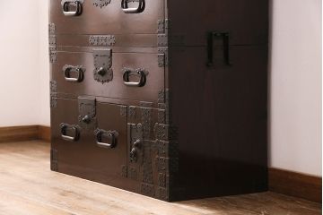 和製アンティーク　極上美品　上手物　三方栗材　美しい漆塗りが上質な雰囲気を高める重ね時代箪笥(チェスト、引き出し、衣装箪笥)(R-049824)
