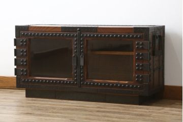 中古　美品　国産　民芸城山　欅(ケヤキ)材　日本の伝統美が詰まった、立派な金具の戸棚(収納棚、ローボード、テレビ台)(R-049826)