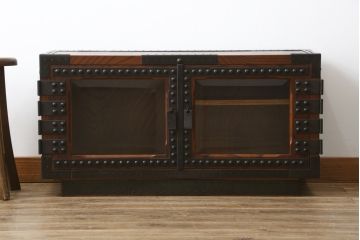 中古　美品　国産　民芸城山　欅(ケヤキ)材　日本の伝統美が詰まった、立派な金具の戸棚(収納棚、ローボード、テレビ台)(R-049826)