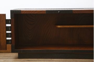 中古　美品　国産　民芸城山　欅(ケヤキ)材　日本の伝統美が詰まった、立派な金具の戸棚(収納棚、ローボード、テレビ台)(R-049826)