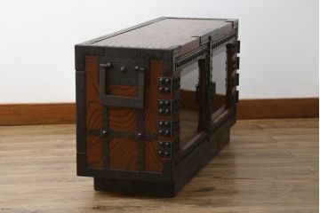 中古　美品　国産　民芸城山　欅(ケヤキ)材　日本の伝統美が詰まった、立派な金具の戸棚(収納棚、ローボード、テレビ台)(R-049826)