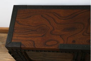 中古　美品　国産　民芸城山　欅(ケヤキ)材　日本の伝統美が詰まった、立派な金具の戸棚(収納棚、ローボード、テレビ台)(R-049826)