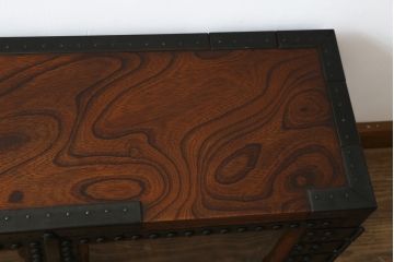 中古　美品　国産　民芸城山　欅(ケヤキ)材　日本の伝統美が詰まった、立派な金具の戸棚(収納棚、ローボード、テレビ台)(R-049826)