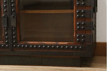 中古　美品　国産　民芸城山　欅(ケヤキ)材　日本の伝統美が詰まった、立派な金具の戸棚(収納棚、ローボード、テレビ台)(R-049826)