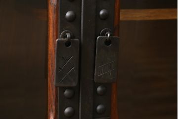 中古　美品　国産　民芸城山　欅(ケヤキ)材　日本の伝統美が詰まった、立派な金具の戸棚(収納棚、ローボード、テレビ台)(R-049826)