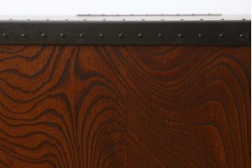 中古　美品　国産　民芸城山　欅(ケヤキ)材　日本の伝統美が詰まった、立派な金具の戸棚(収納棚、ローボード、テレビ台)(R-049826)