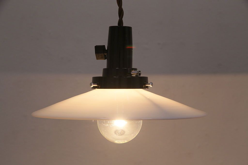 アンティーク照明　和製アンティーク　どこか懐かしさが漂う平笠シェードのペンダントライト2個セット(R-049832)