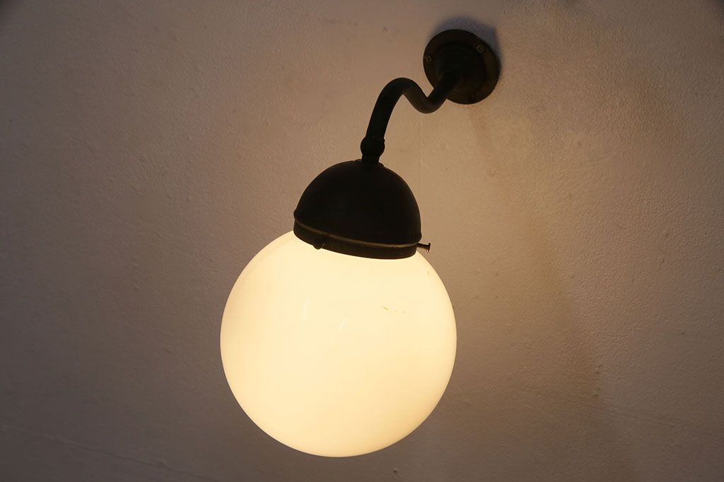 アンティーク照明　ブラケットのシルエットがお洒落なアクセントになるウォールランプ(壁掛け照明、壁付け照明)(R-049838)