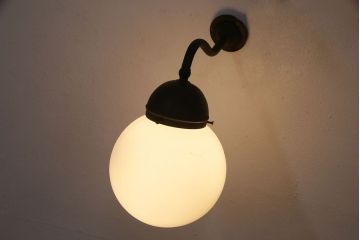 アンティーク照明　ブラケットのシルエットがお洒落なアクセントになるウォールランプ(壁掛け照明、壁付け照明)(R-049838)