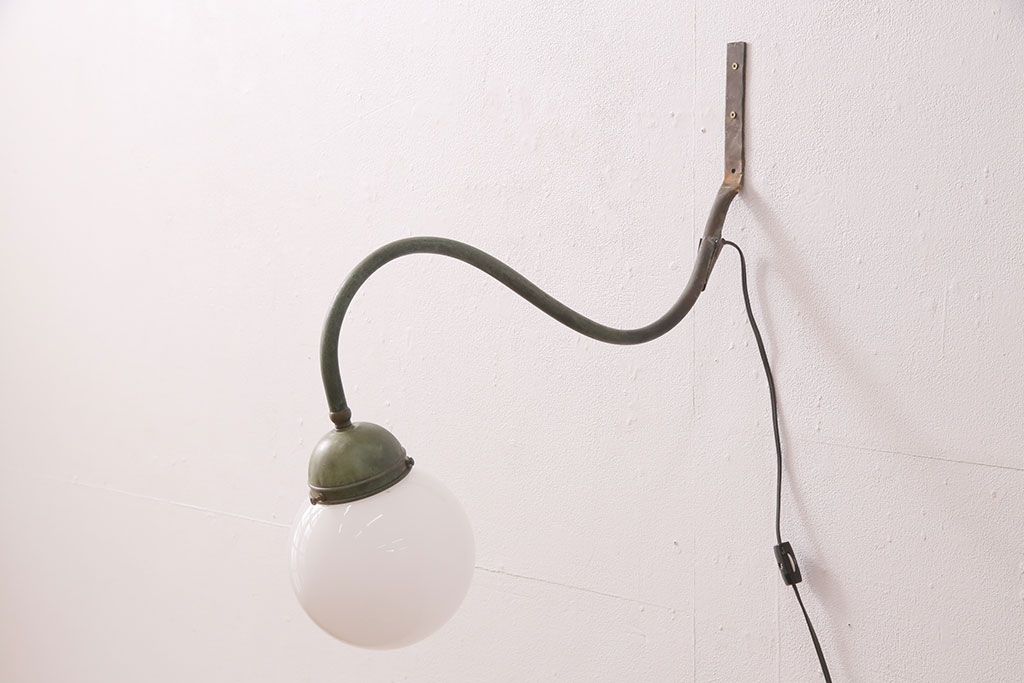 アンティーク照明　ユニークなシルエットが目を引くウォールランプ(壁掛け照明、壁付け照明)(R-049839)