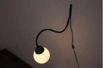 アンティーク照明　ユニークなシルエットが目を引くウォールランプ(壁掛け照明、壁付け照明)(R-049839)