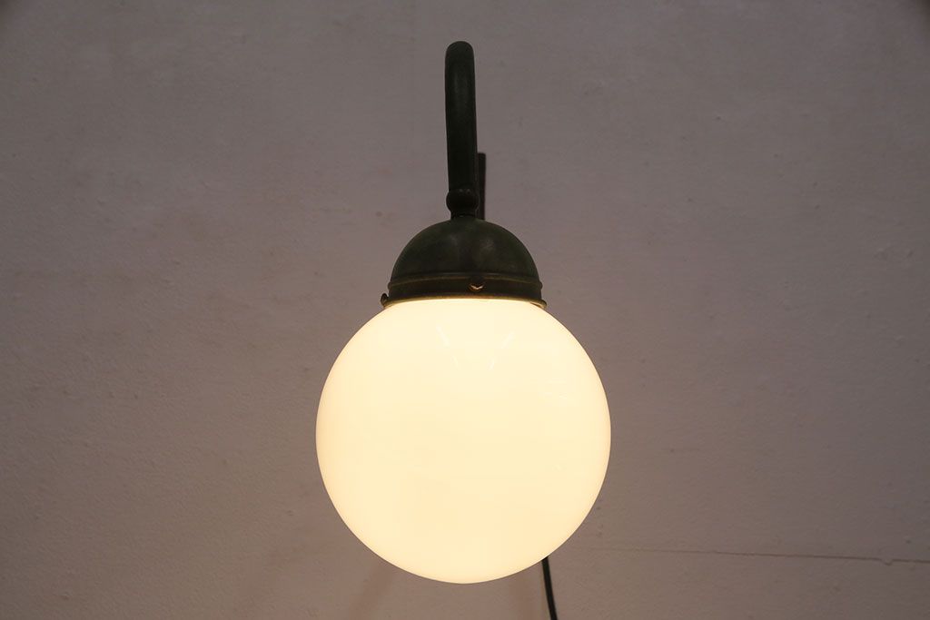 アンティーク照明　ユニークなシルエットが目を引くウォールランプ(壁掛け照明、壁付け照明)(R-049839)