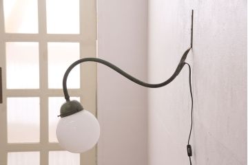 アンティーク照明　ユニークなシルエットが目を引くウォールランプ(壁掛け照明、壁付け照明)(R-049839)