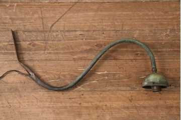 アンティーク照明　ユニークなシルエットが目を引くウォールランプ(壁掛け照明、壁付け照明)(R-049839)