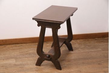 ビンテージ家具　神戸洋家具　どこから見ても美しいフォルムが目を惹くナラ材製サイドテーブル(カフェテーブル、オケージョナルテーブル、飾り台、ヴィンテージ)(R-049843)