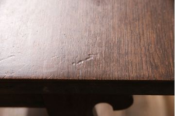 ビンテージ家具　神戸洋家具　どこから見ても美しいフォルムが目を惹くナラ材製サイドテーブル(カフェテーブル、オケージョナルテーブル、飾り台、ヴィンテージ)(R-049843)