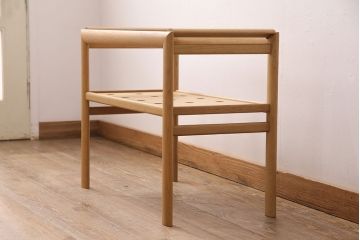 中古　美品　カリモク家具(Karimoku)　明るい色味が優しい雰囲気を漂わせるナラ材製サイドテーブル(センターテーブル、カフェテーブル)(R-049849)