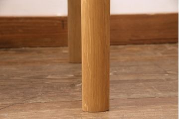 中古　美品　カリモク家具(Karimoku)　明るい色味が優しい雰囲気を漂わせるナラ材製サイドテーブル(センターテーブル、カフェテーブル)(R-049849)