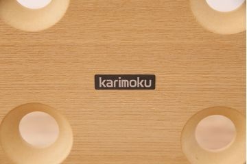 中古　美品　カリモク家具(Karimoku)　明るい色味が優しい雰囲気を漂わせるナラ材製サイドテーブル(センターテーブル、カフェテーブル)(R-049849)