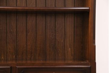 中古　美品　カリモク家具(karimoku)　コロニアルシリーズ　クラシックカントリーな佇まいが魅力の本棚(飾り棚、ブックシェルフ、書棚)(R-049850)