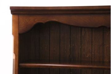 中古　美品　カリモク家具(karimoku)　コロニアルシリーズ　クラシックカントリーな佇まいが魅力の本棚(飾り棚、ブックシェルフ、書棚)(R-049850)