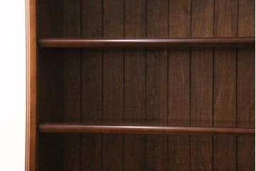 中古　美品　カリモク家具(karimoku)　コロニアルシリーズ　クラシックカントリーな佇まいが魅力の本棚(飾り棚、ブックシェルフ、書棚)(R-049850)