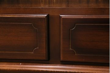 中古　美品　カリモク家具(karimoku)　コロニアルシリーズ　クラシックカントリーな佇まいが魅力の本棚(飾り棚、ブックシェルフ、書棚)(R-049850)